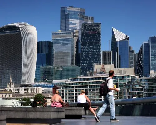 UK Borrowing Costs Soar to 28-Year High Amid Labour Leadership Uncertainty