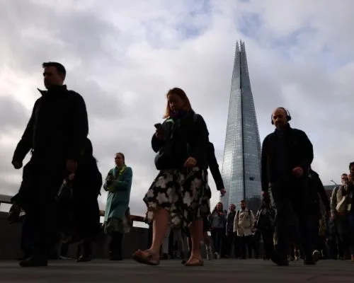 UK Economy Beats Forecasts with 0.3% Growth in March Despite Iran War