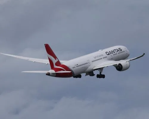 Qantas Passenger Banned After Allegedly Biting Flight Attendant on US-Bound Flight