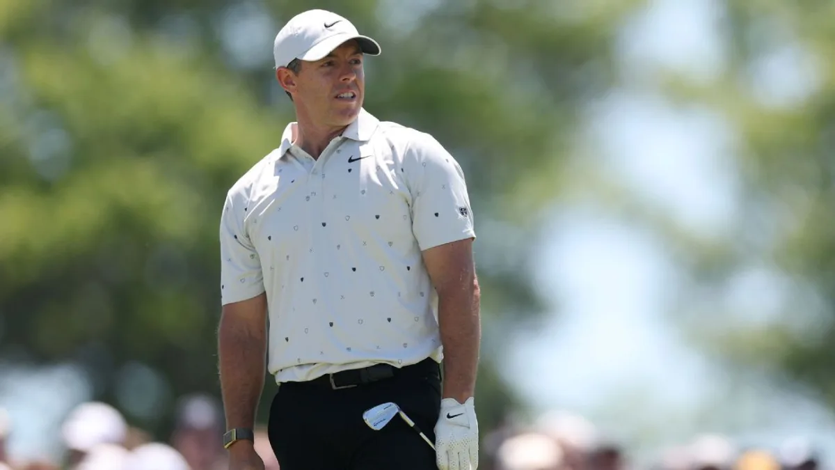 Unpredictable Sunday Ahead as 21 Players Trail Leader Alex Smalley by Four Shots