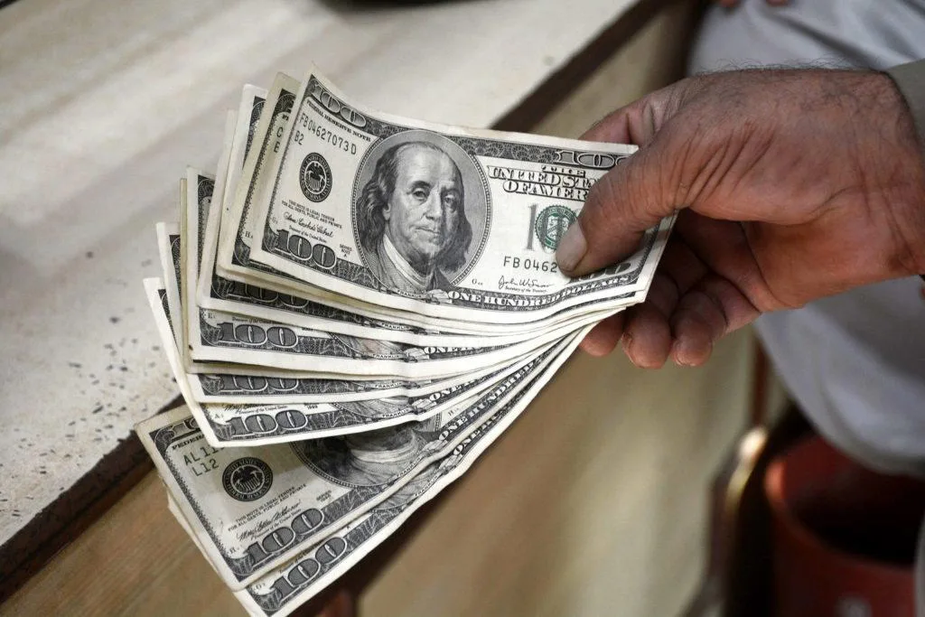 Naira Trades Relatively Stable Against Dollar Amid Improved Liquidity