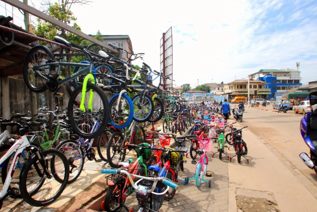 Pavements turned marketplaces: Pedestrians risk lives on Accra roads as traders take over walkways