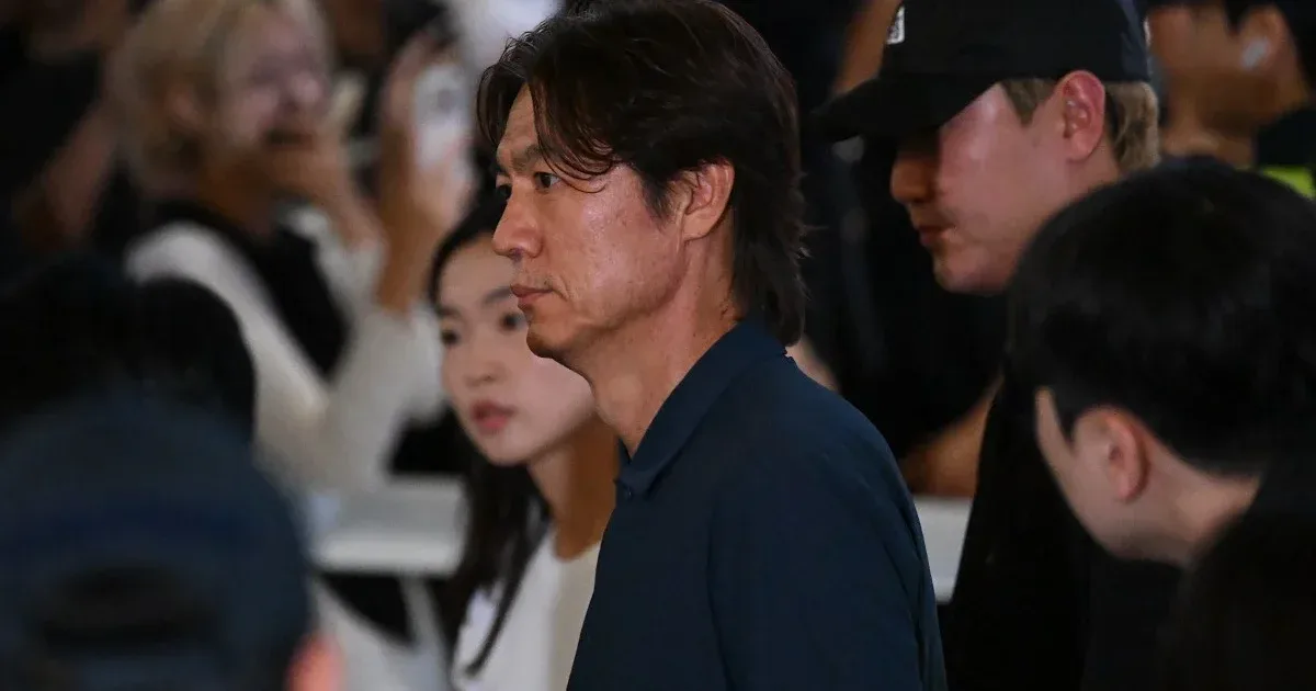 South Korea Coach Hong Walks into Hostile Reception