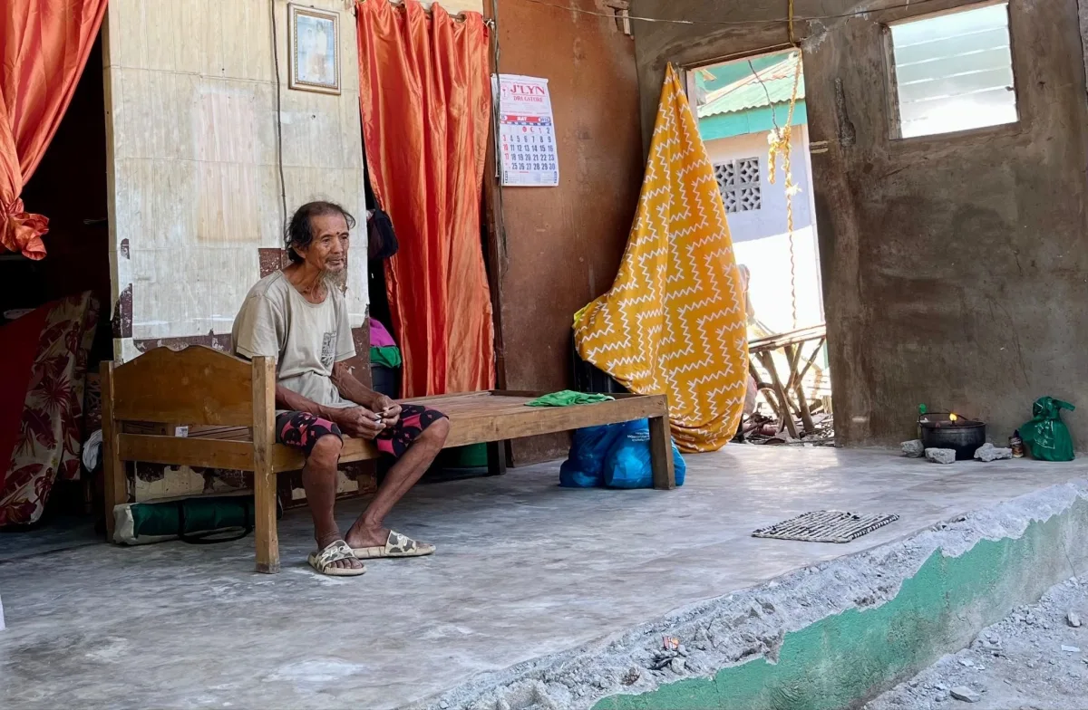 Filipino Families Reel After 7.8 Earthquake Leaves Devastation