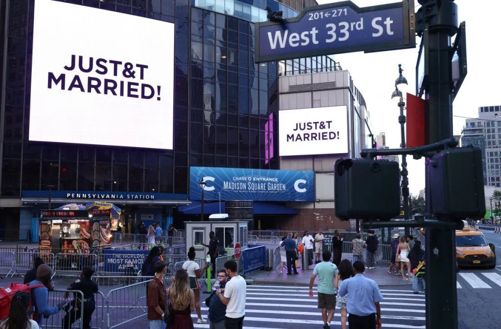 Taylor Swift Fans Pay $25 for Trash Collected Outside Her $250,000 Wedding