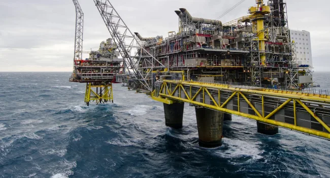 Oil Prices Plummet 6% After US and Iran Pause Strikes